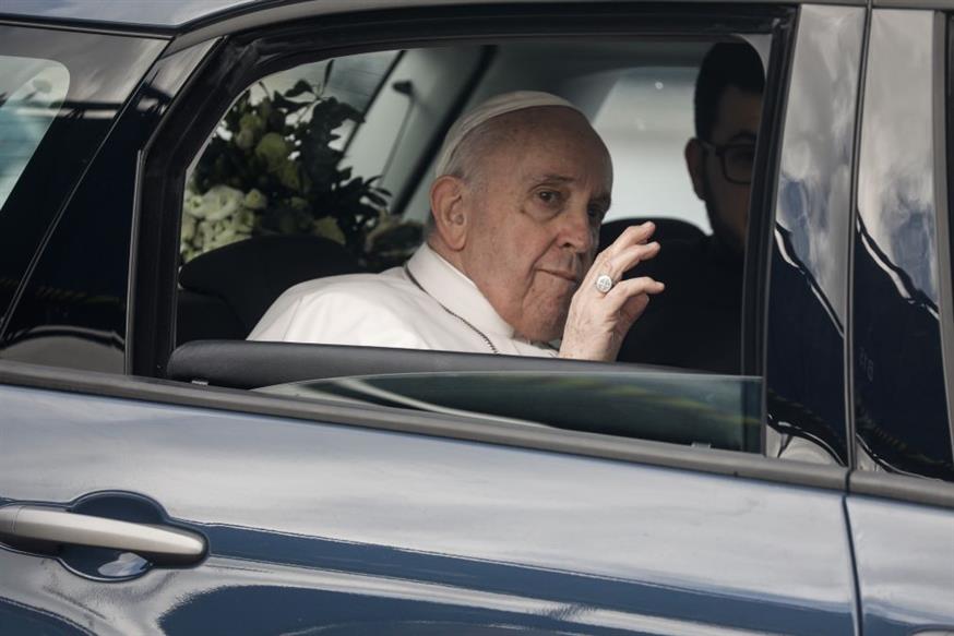 Ο Πάπας Φραγκίσκος χαιρετάει τους συγκεντρωμένους -ΓΙΑΝΝΗΣ ΠΑΝΑΓΟΠΟΥΛΟΣ/EUROKINISSI