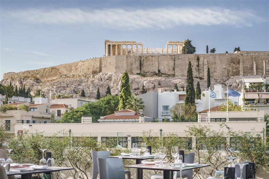 To εστιατόριο και μπαρ του ξενοδοχείου Herodion απέχει μόλις 289 μέτρα από την Ακρόπολη / φωτό: Γιώργος Μεσσαριτάκης