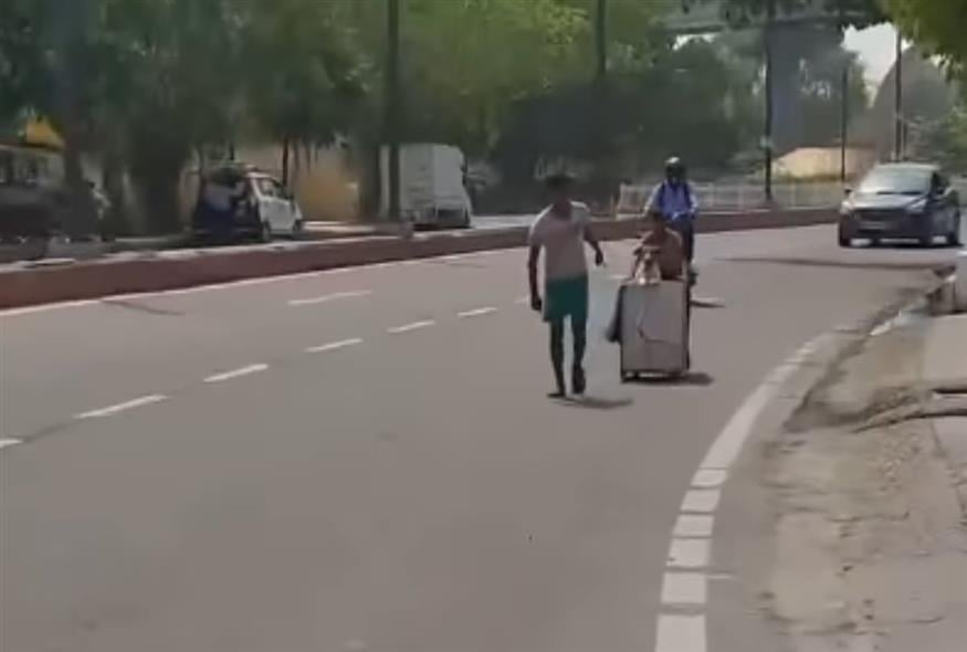 Εφτιαξαν αυτοσχέδιο κάρο για να μεταφέρουν τραυματισμένο σκύλο