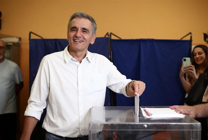 Στη Νέα Ιωνία άσκησε το εκλογικό του δικαίωμα ο υποψήφιος για την προεδρία του ΣΥΡΙΖΑ, Ευκλείδης Τσακαλώτος (Eurokinissi)