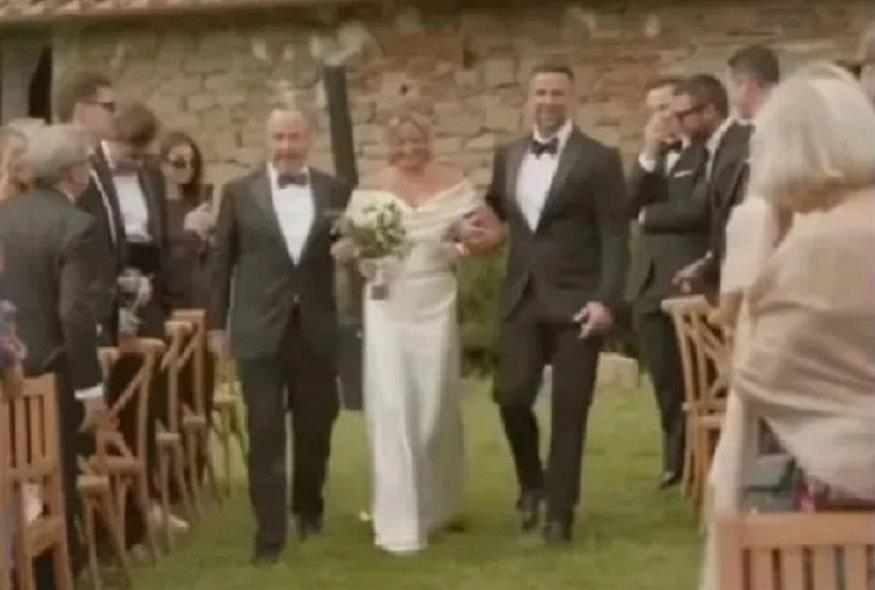Ο πατέρας της νύφης κάλεσε τον πατριό να τη συνοδεύσουν μαζί στην εκκλησία (Video Capture)