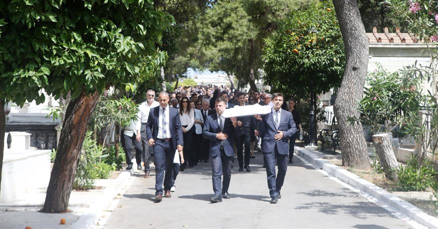 Πλήθος κόσμου συγκεντρώθηκε στο Α' νεκροταφείο στο μνημόσυνο του Παύλου Γιαννακόπουλου (Intime)
