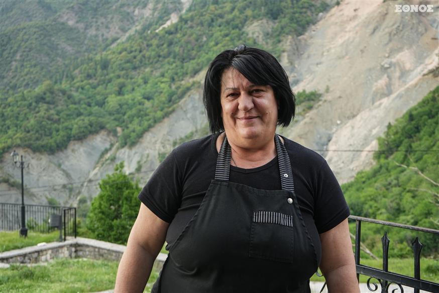 Η κ. Αγγελική στο καφενείο της στους Μελισσουργούς (Μάγδα Μπακούση/ethnos.gr) Η κ. Αγγελική στο καφενείο της στους Μελισσουργούς (Μάγδα Μπακούση/ethnos.gr)
