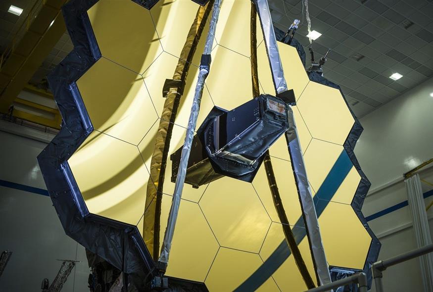 To διαστημικό τηλεσκόπιο James Webb πριν ξεκινήσει στο ταξίδι του (Associated Press)