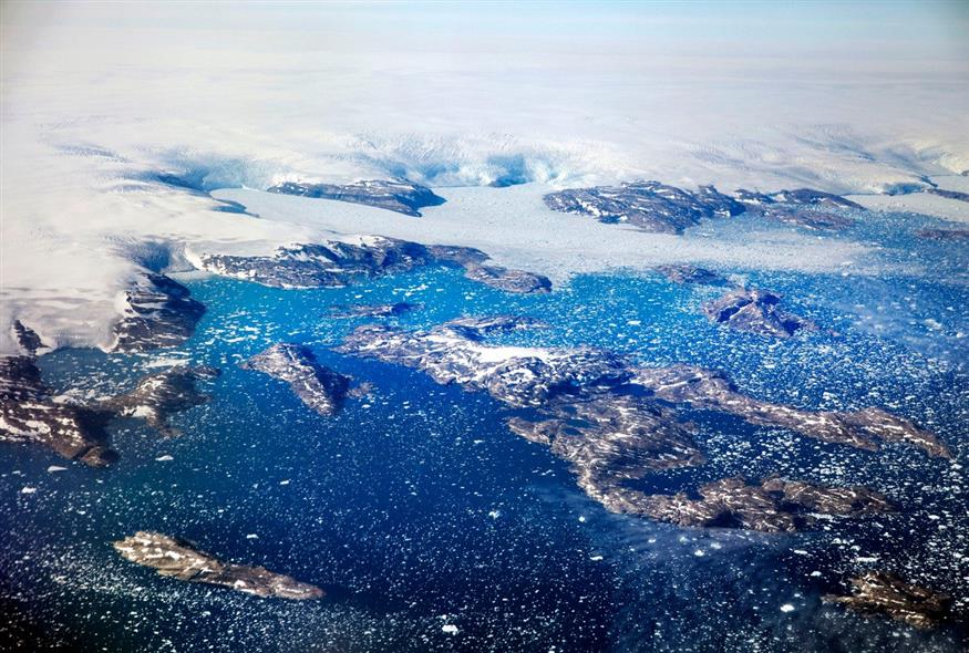 Παγόβουνα επιπλέουν σε ένα φιόρδ μετά την αποκόλλησή τους από παγετώνες στο στρώμα πάγου της Γροιλανδίας / AP Photo/David Goldman, File