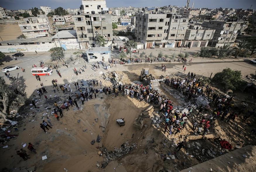 Μεγάλος κρατήρας σε περιοχή της Γάζας μετά από Ισραηλινό βομβαρδισμό