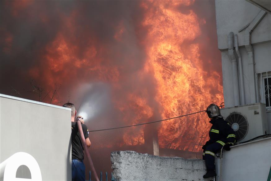 Στιγμιότυπο από την κατάσβεση της φωτιάς στη Μεταμόρφωση (Copyright: Eurokinissi/Βασίλης Ρεμπάπης)