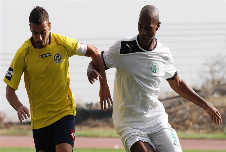 Δεξιά ο Ρικάρντο Ντα Κόστα με τη φανέλα του Θρασύβουλου (ΒΟΛΙΤΑΚΗΣ ΣΤΕΛΙΟΣ/INTIME)