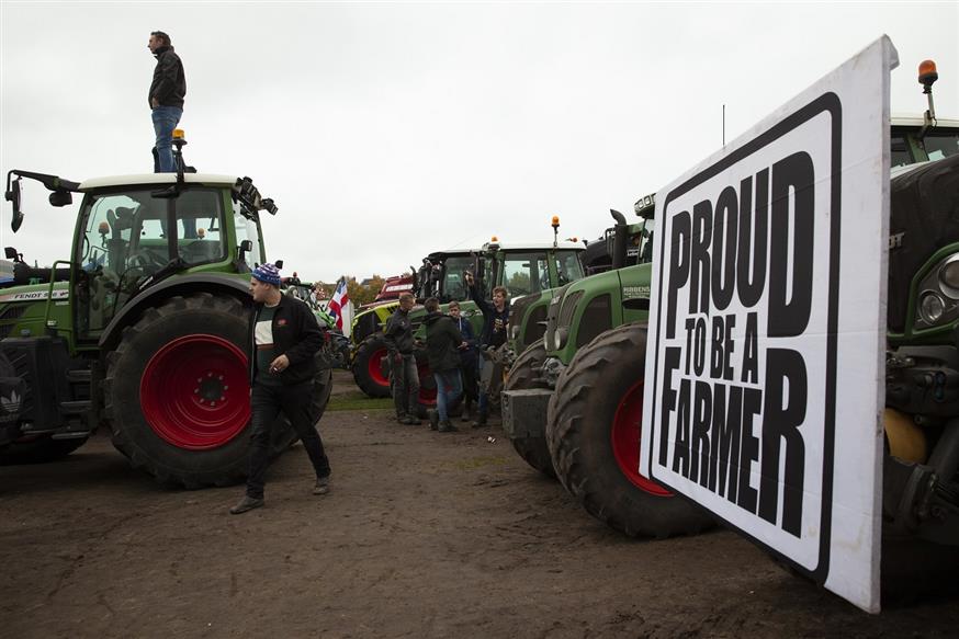 Σε... θέση μάχης οι Ολλανδοί αγρότες  (AP Photo/Peter Dejong)