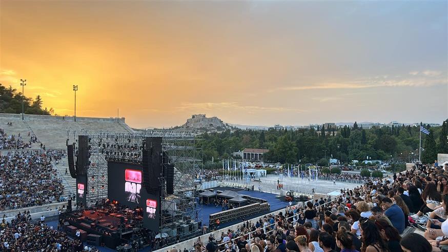 Πλήθος κόσμου από νωρίς στο Καλλιμάρμαρο για τη συναυλία για τα Τέμπη