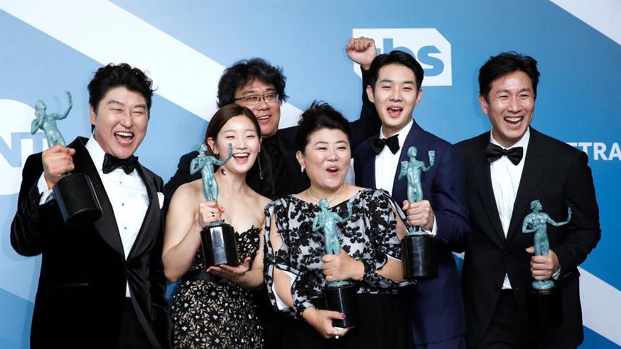 Ο σκηνοθέτης Μπονγκ Τζουν-χο με το καστ των «Παρασίτων» που θριάμβευσε στην απονομή των SAG Awards