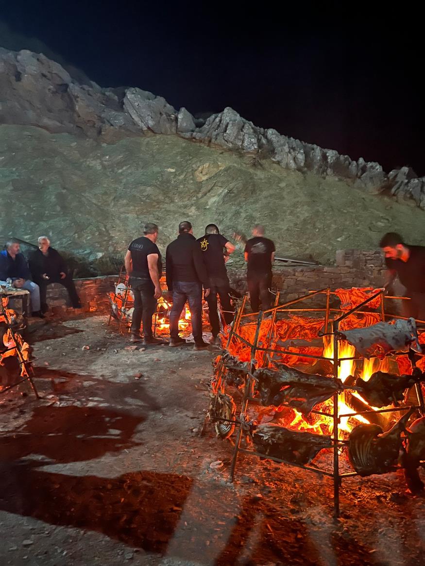 Τα αντικριστά γύρω από τη φωτιά Την ώρα που ετοιμάζεται το αντικριστό (Copyright: Ethnos.gr)