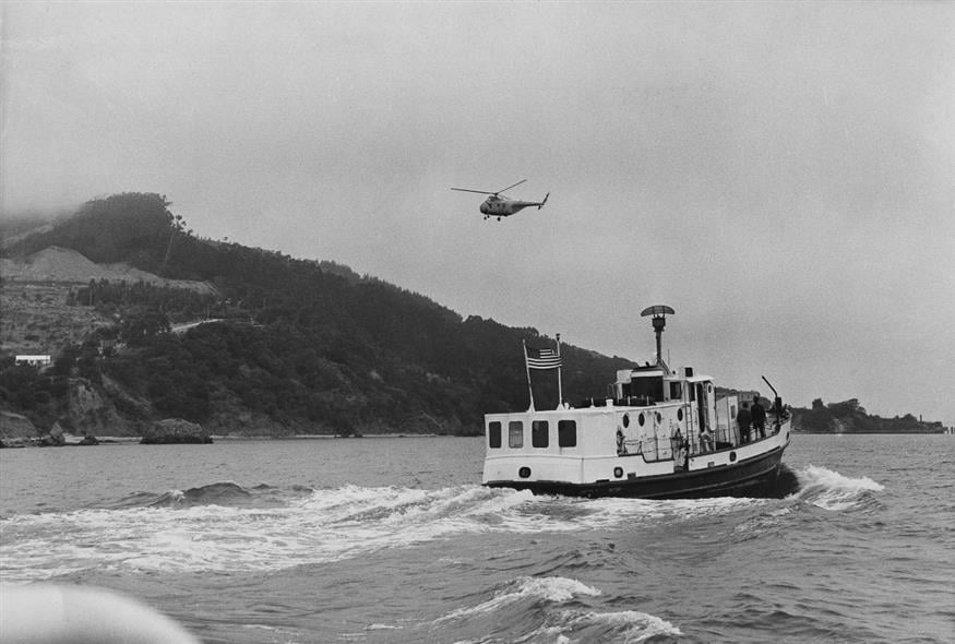 Eλικόπτερο της ακτοφυλακής πάνω από το Angel Island στον κόλπο του Σαν Φρανσίσκο στις 12 Ιουνίου του 1962, καθώς ένα σκάφος της ακτοφυλακής αναζητεί τους τρεις δραπέτες. /copyright Ap Photos