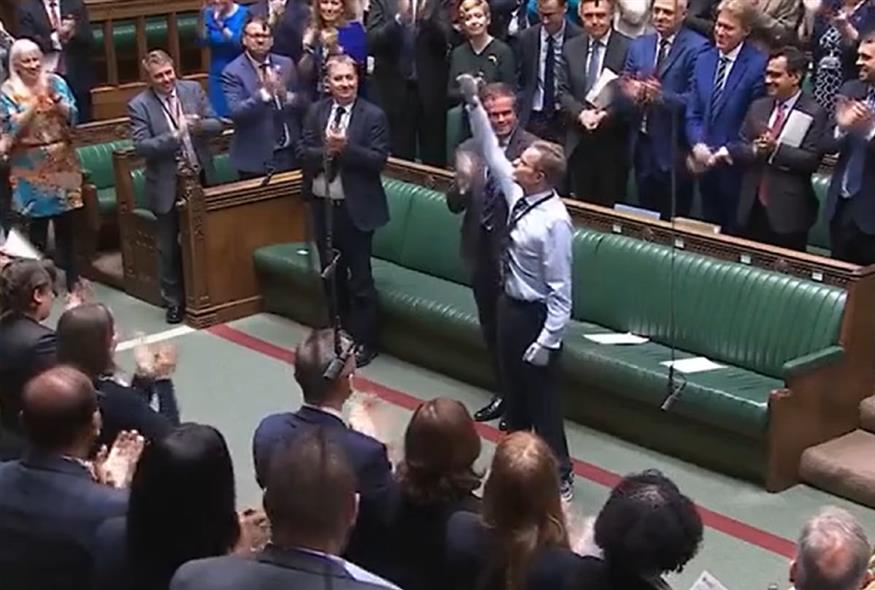 Βρετανία: Θερμή υποδοχή στο κοινοβούλιο σε βουλευτή που επέστρεψε στα καθήκοντά του