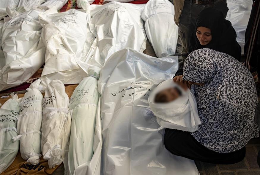 Η Παλαιστίνια γιαγιά αποχαιρετά το εγγονάκι και την κόρη της (AP Photo/Fatima Shbair)
