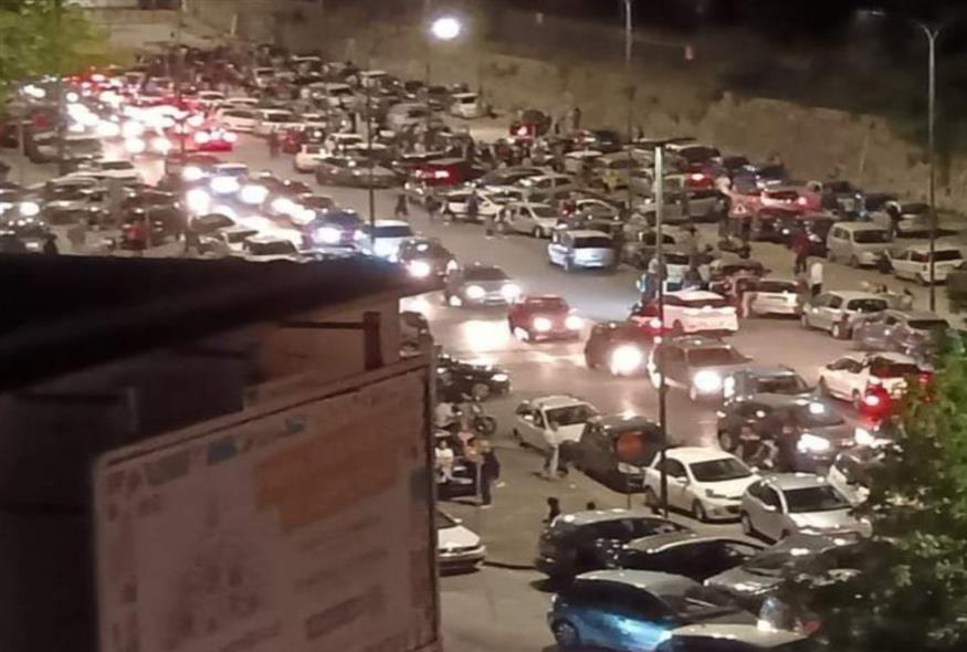 αμάξια στον δρόμο μετά τον σεισμό 4,4 Ρίχτερ που έπληξε τη Νάπολη/Vincenzo Toll/Twitter