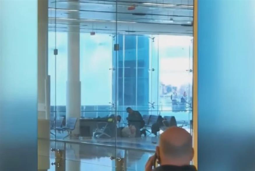 Η στιγμή της σύλληψης του δράστη μετά τους πυροβολισμούς στο αεροδρόμιο της Καμπέρα/Youtube-Skynews Australia