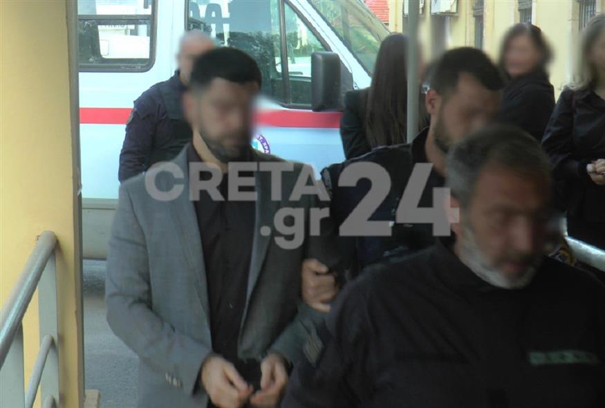 Ο 31χρονος κατηγορούμενος προσέρχεται στο δικαστήριο των Χανίων (creta24.gr)