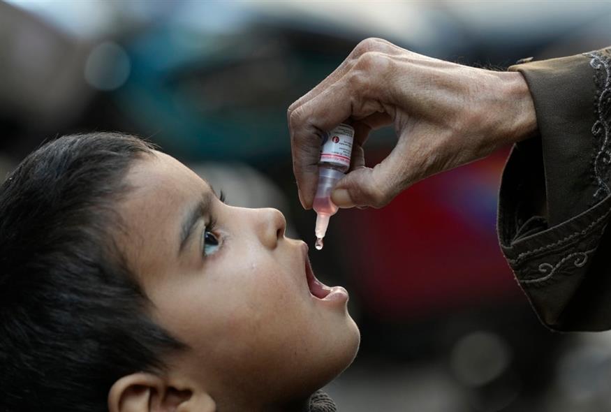 Εμβολιασμός παιδιού κατά της πολιομυελίτιδας στο Πακιστάν (Fareed Khan/AP)