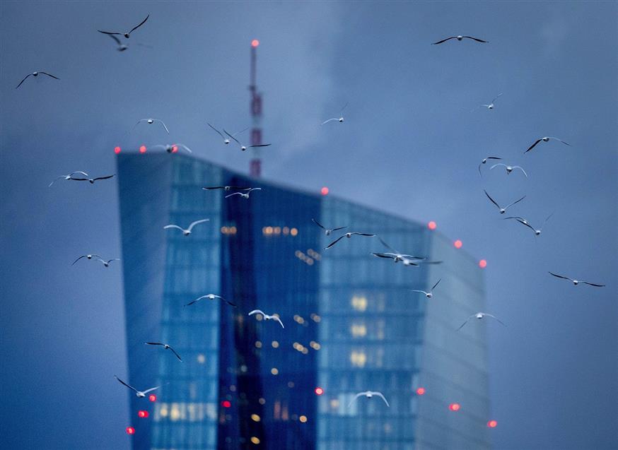 Το κτίριο στο οποίο στεγάζεται η Ευρωπαϊκή Κεντρική Τράπεζα (AP Photo/Michael Probst)