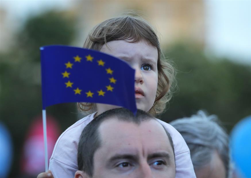 Οι πολίτες της ΕΕ παρακολουθούν τις εξελίξεις στη Γηραιά Ήπειρο (AP Photo/Vadim Ghirda)