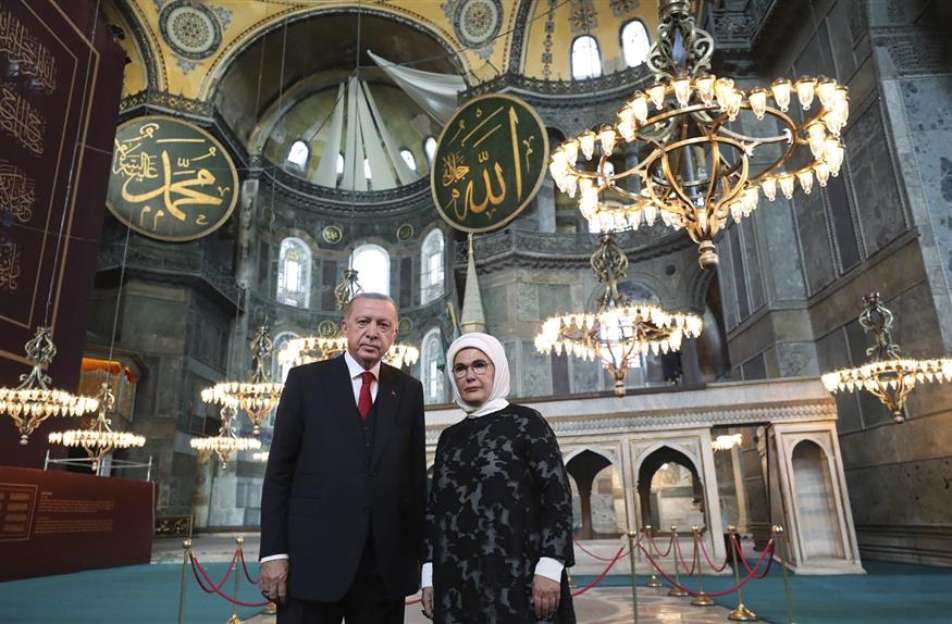 Ο Τούρκος Πρόεδρος με τη σύζυγό του μέσα στην Αγία Σοφία (Turkish Presidency via AP, Pool)