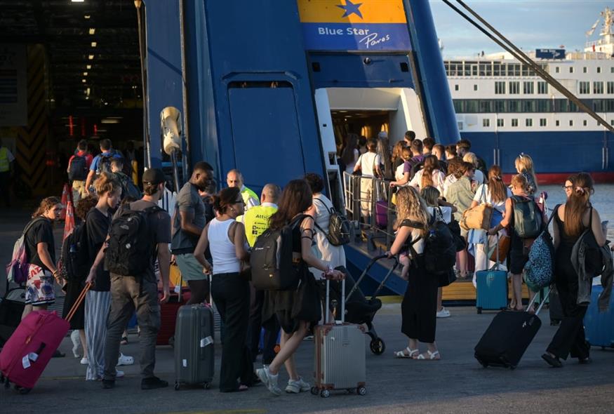 Έξοδος εκδρομέων από το λιμάνι (EUROKINISSI)