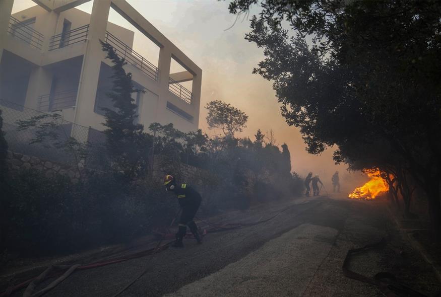 Πεντέλη: Δραματικές προσπάθειες των πυροσβεστών να σβήσουν τις φλόγες και να εκκενώσουν τα σπίτια (gallery)