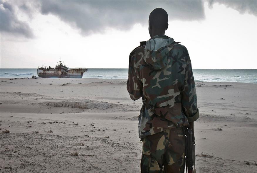Στρατιώτης στις ακτές της Σομαλίας (AP Photo)