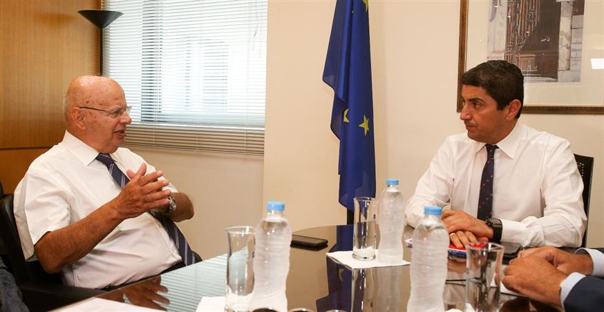 Ο υφυπουργός Αθλητισμού Λευτέρης Αυγενάκης κατά τη συνάντησή του με τον πρόεδρο της ΕΟΚ Γιώργο Βασιλακόπουλο (Intime)
