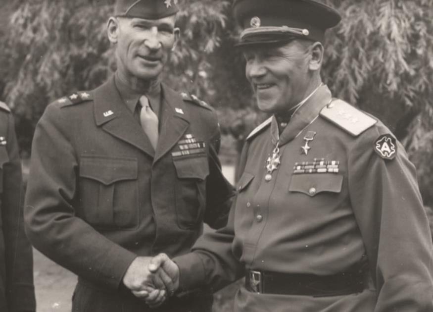 Ο Γκορμπάτοφ, δεξιά, με τον Αμερικανό στρατηγό Σίμπσον