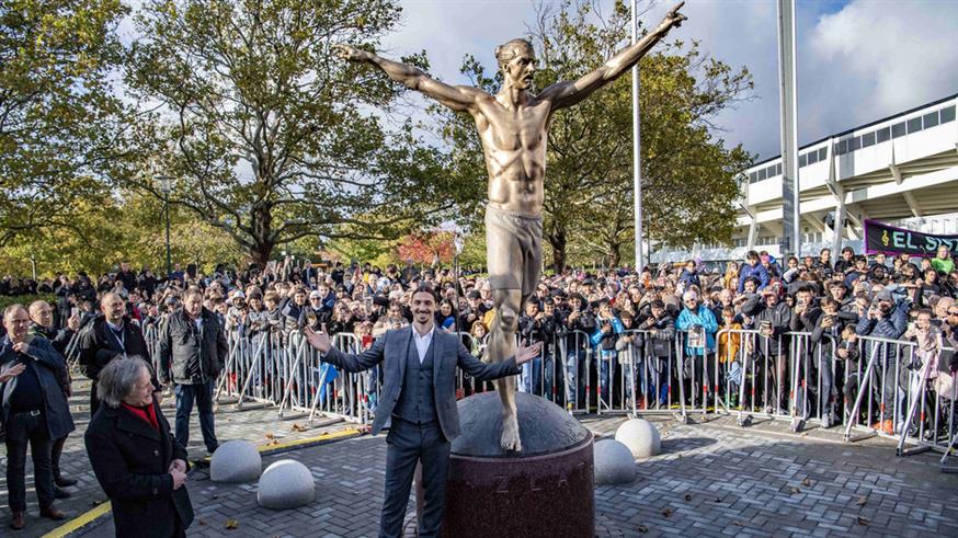 Ο Ζλάταν Ιμπραΐμοβιτς μπροστά από το άγαλμα του στο Μάλμε της Σουηδίας