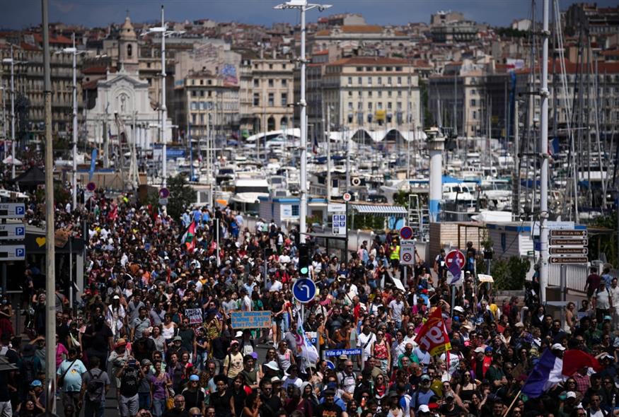 Γαλλία: Εκατοντάδες χιλιάδες άνθρωποι διαδηλώνουν κατά της ακροδεξιάς (AP)