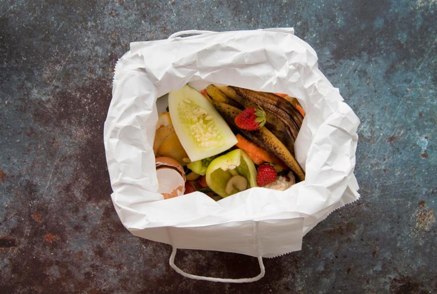 Φαγητό στα σκουπίδια (Freepik)