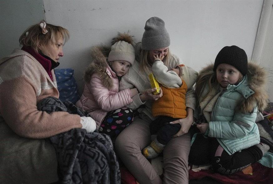 Γυναίκες και παιδιά έχουν καταφύγει σε νοσοκομείο στη Μαριούπολη (Associated Press)
