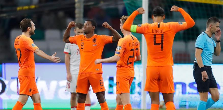 O Τζορτζίνιο Βαϊνάλντουμ (στη μέση) πέτυχε τα δύο γκολ στη νίκη της Ολλανδίας επί του Καζακστάν (copyright: AP)