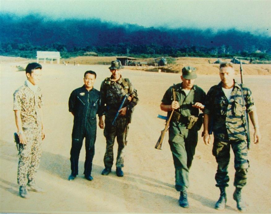 Ο Λάρι Θορν, πια, δεξιά, με αμερικάνικη στολή στο Βιετνάμ