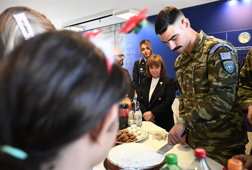 Κοπή της πίτας στην Προεδρική Φρουρά (ΤΑΤΙΑΝΑ ΜΠΟΛΑΡΗ/EUROKINISSI)