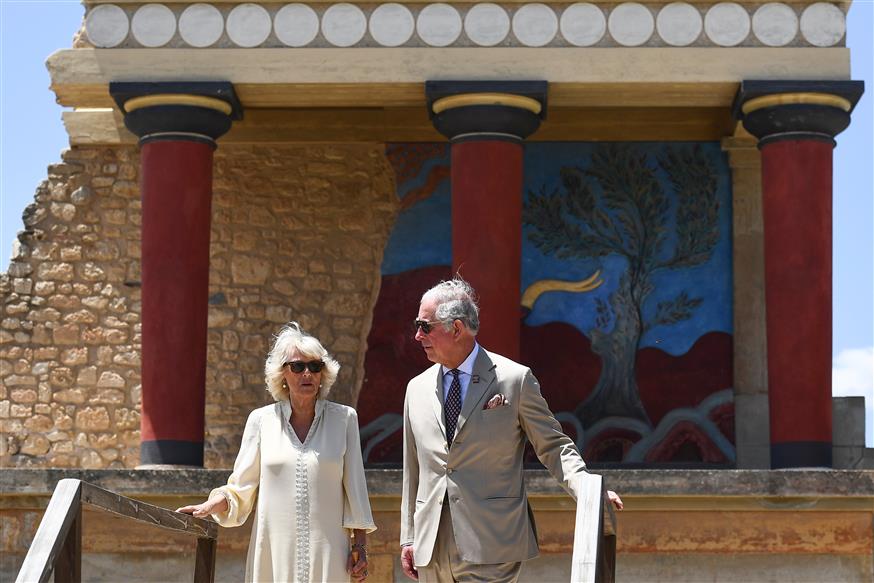 Ο βασιλιάς Κάρολος και η Καμίλα στην Κνωσό. /copyright Ap Photos