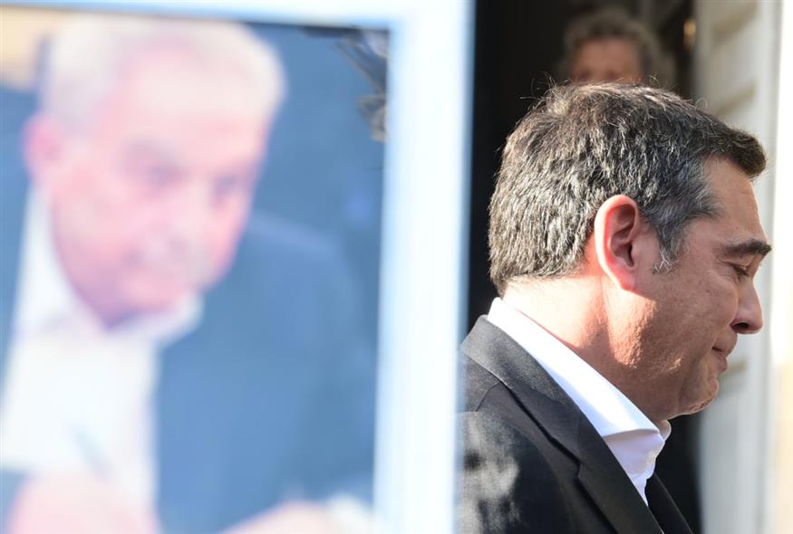 Ο Αλέξης Τσίπρας στην πολιτική κηδεία του Αλέκου Φλαμπουράρη (ΤΑΤΙΑΝΑ ΜΠΟΛΑΡΗ/EUROKINISSI)