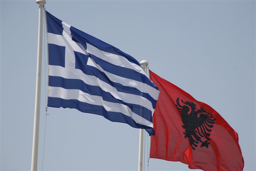 Σημαίες της Ελλάδας και της Αλβανίας (EUROKINISSI/ΓΙΩΡΓΟΣ ΚΟΝΤΑΡΙΝΗΣ)