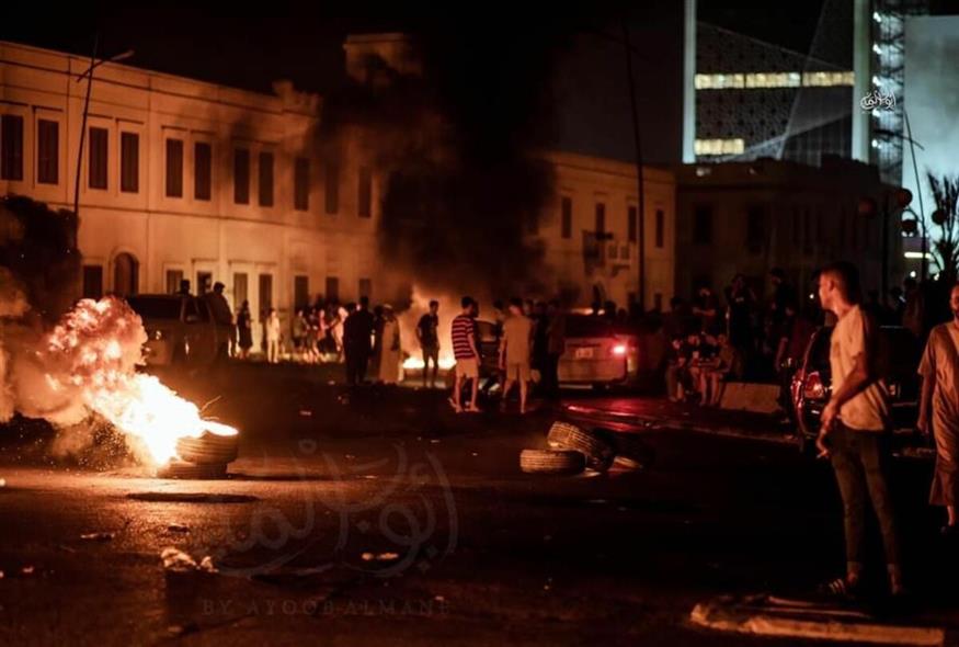Διαδηλωτές έκαψαν λάστιχα στις αναταραχές στη Λιβύη / Twitter / @emad_badi