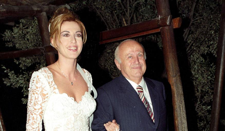 Αλεξάνδρα Παλαιολόγου με τον πατέρα της στο γάμο της (NDP photo)