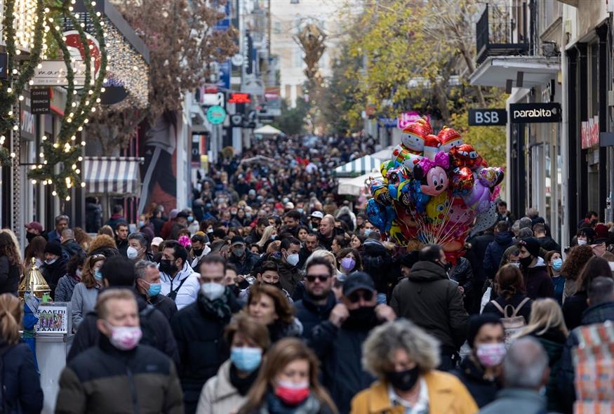 Κόσμος με μάσκες στην Αθήνα (AP Photo/Yorgos Karahalis)