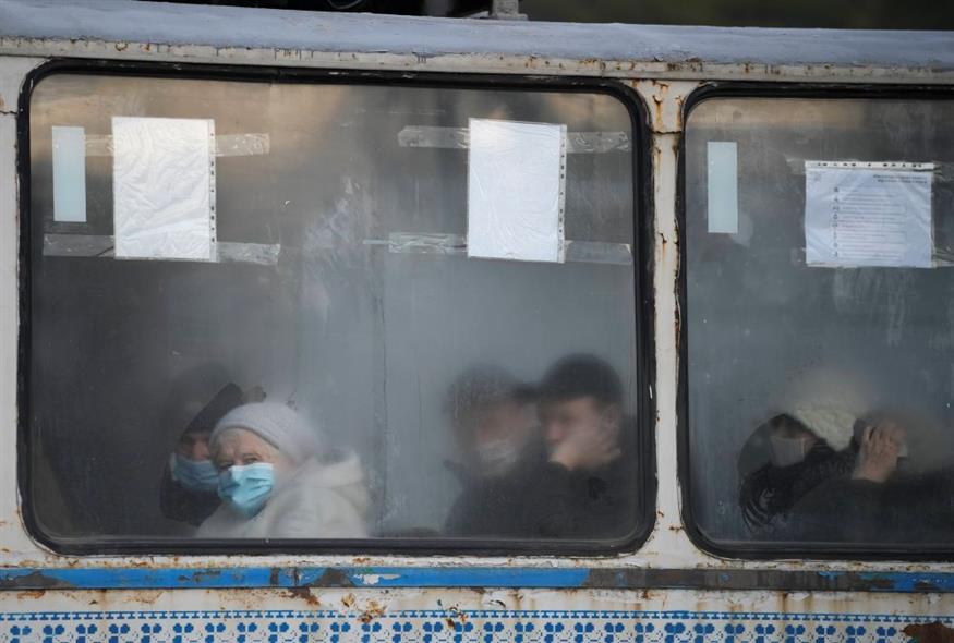 Κάτοικοι του Λουχανσκ αποχωρούν με τρένα από την περιοχή / AP Photo / Vadim Ghirda