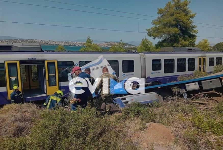 Τρένο γεμάτο επιβάτες συγκρούστηκε με φορτηγό