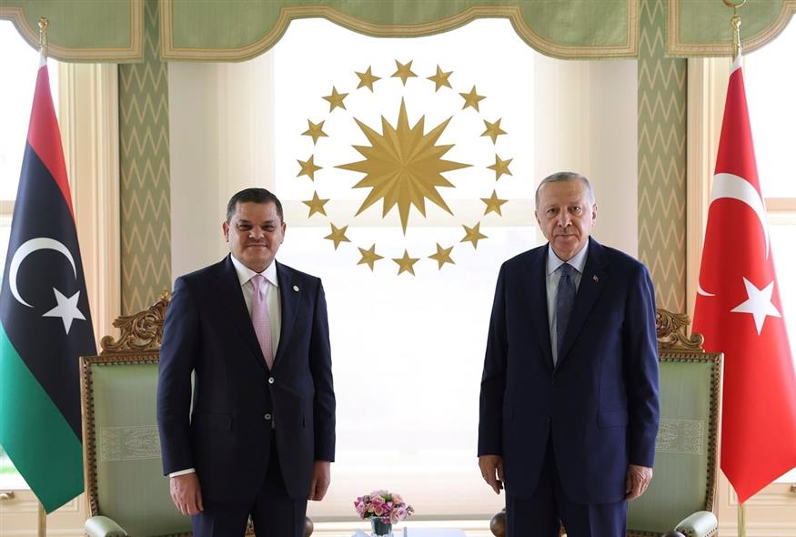 Ο Ερντογάν και ο υπηρεσιακός πρωθυπουργός της Λιβύης (Turkish Presidency via AP, Pool)