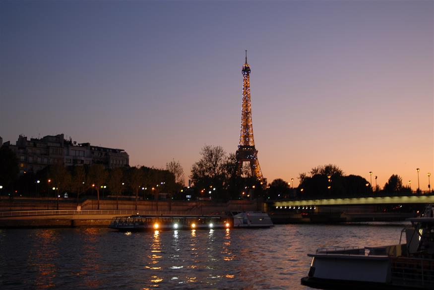 Σούρουπο στο Παρίσι με φόντο τον Πύργο του Άιφελ (φωτογραφία αρχείου - ΑΡ)