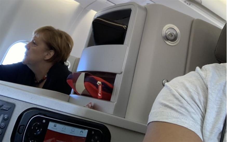 Η Άνγκελα Μέρκελ άυπνη στο αεροπλάνο με προορισμό την Αργεντινή (Twitter: Augustin Aguero)