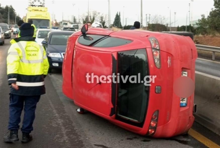 Θεσσαλονίκη: Αυτοκίνητο με δύο παιδιά αναποδογύρισε στον περιφερειακό